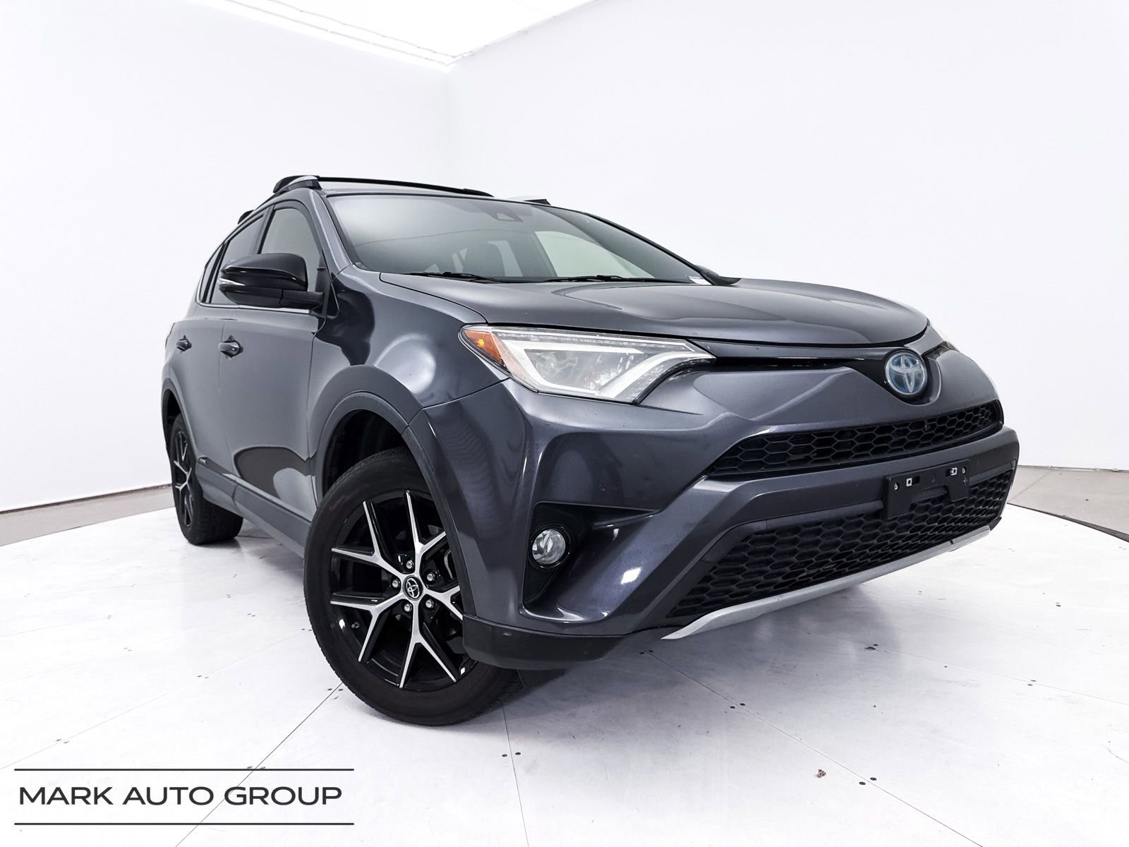 Used 2018 Toyota RAV4 SE AWD/4WD image 1