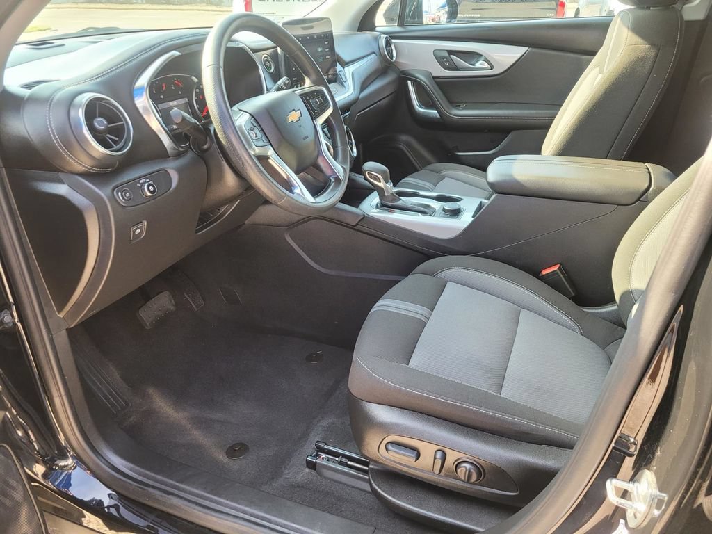 Used 2025 Chevrolet Blazer LT AWD/4WD image 2