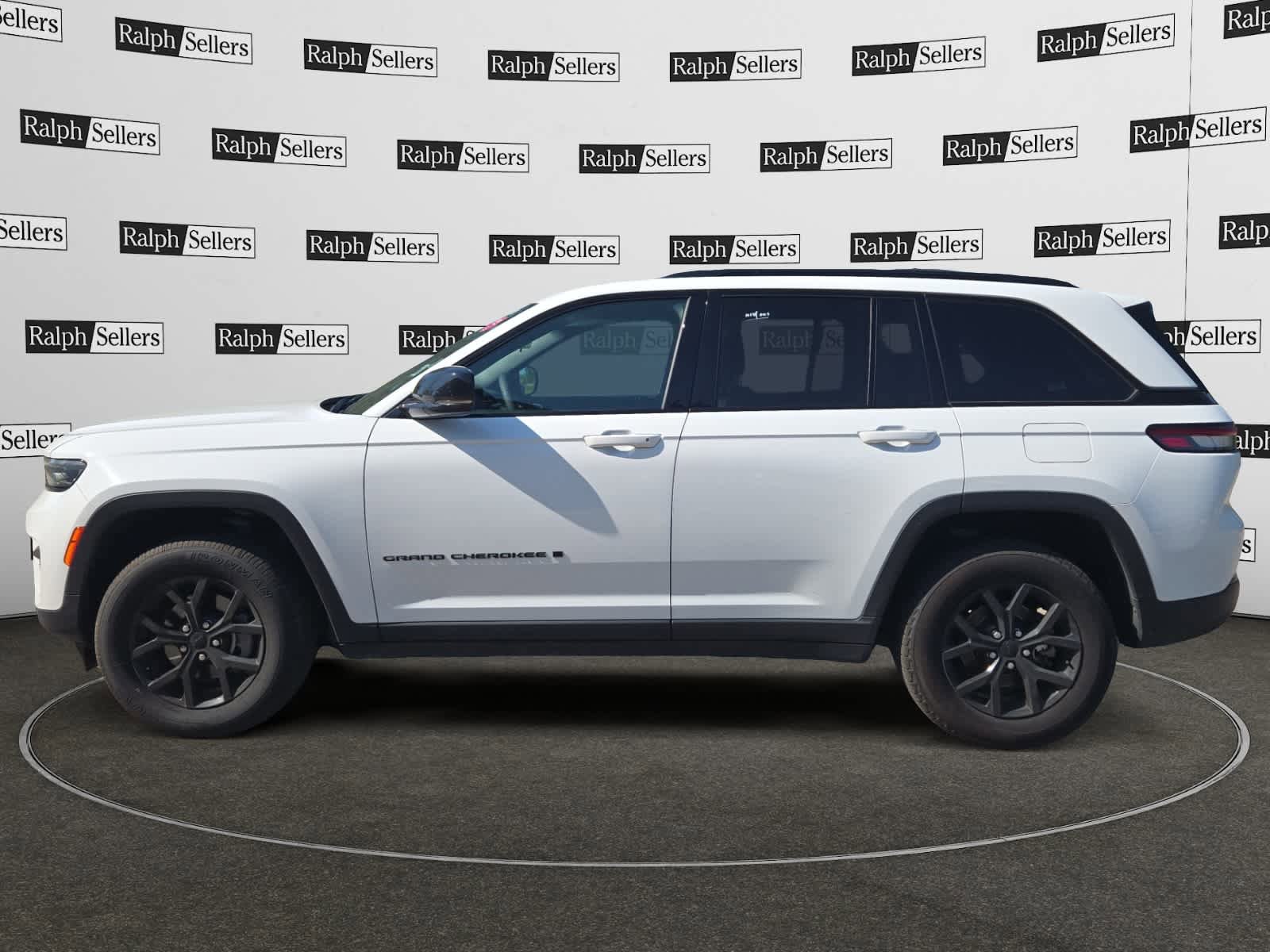 Certified 2025 Jeep Grand Cherokee Altitude AWD/4WD image 3