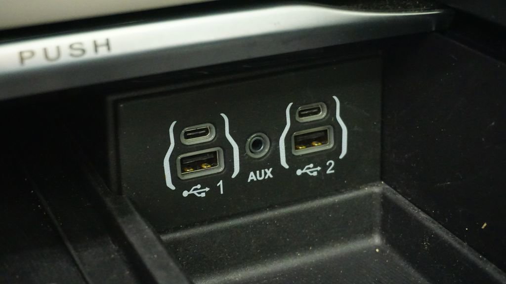 Used 2024 Chrysler Pacifica Limited AWD/4WD image 27
