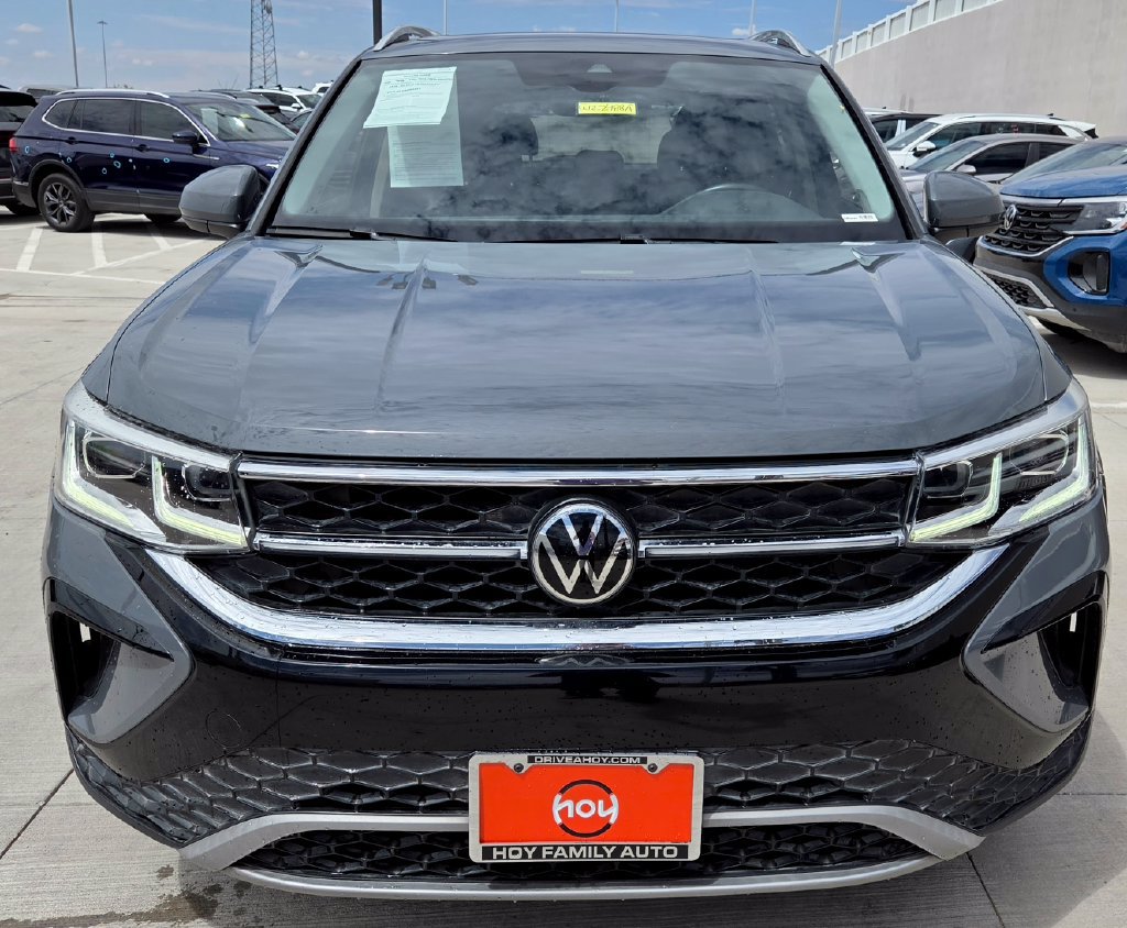 Used 2022 Volkswagen Taos SEL w/ Panoramic Sunroof Package FWD image 2