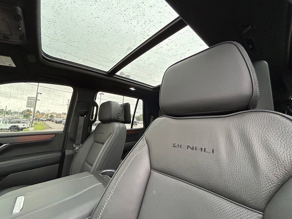 Used 2025 GMC Yukon Denali w/ Denali Reserve Package AWD/4WD image 14