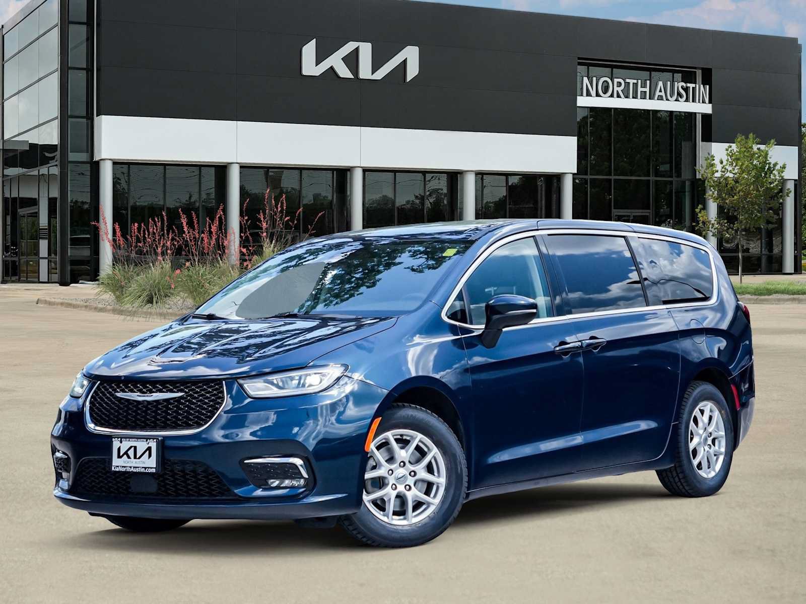 Used 2023 Chrysler Pacifica Touring-L FWD image 1