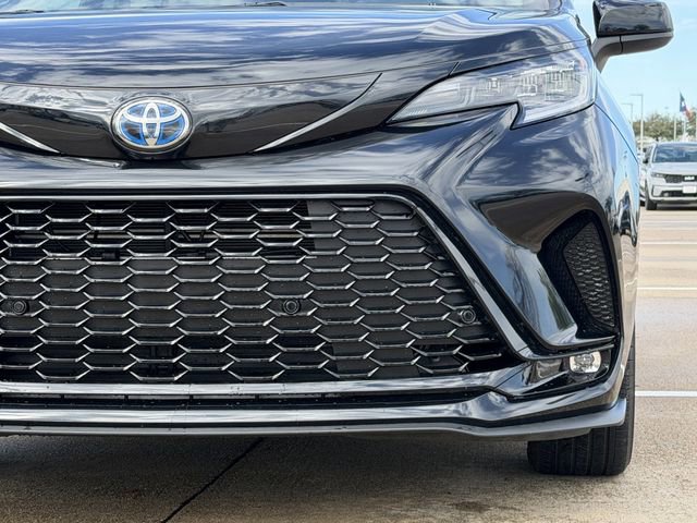 Used 2025 Toyota Sienna XSE image 9