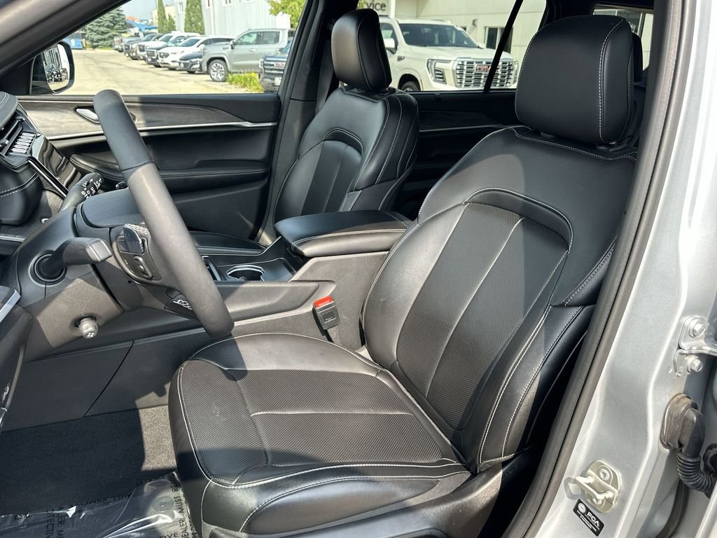 Used 2024 Jeep Grand Cherokee L Limited w/ Luxury Tech Group II image 20