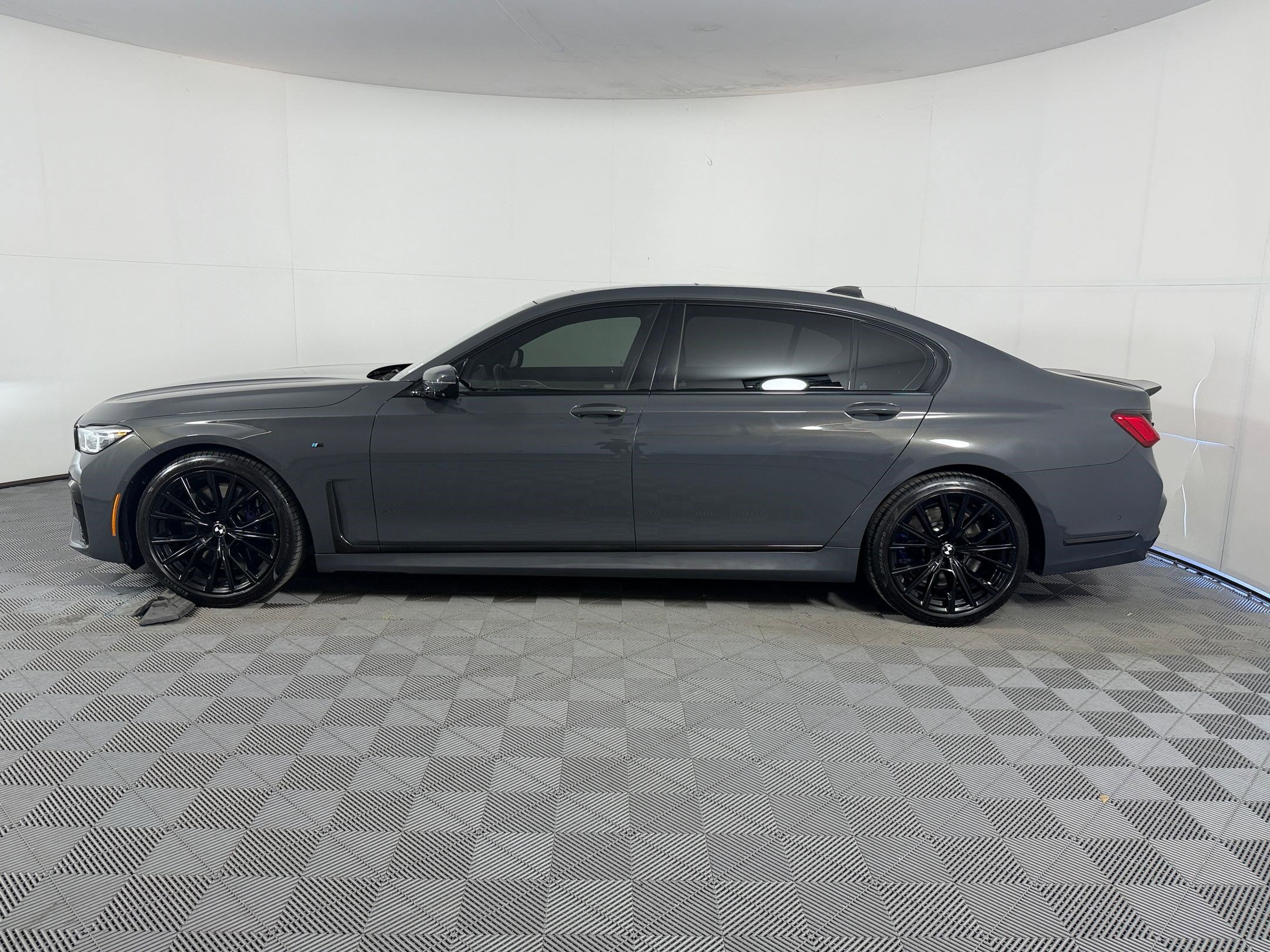 Used 2022 BMW 740i w/ M Sport Package RWD image 2