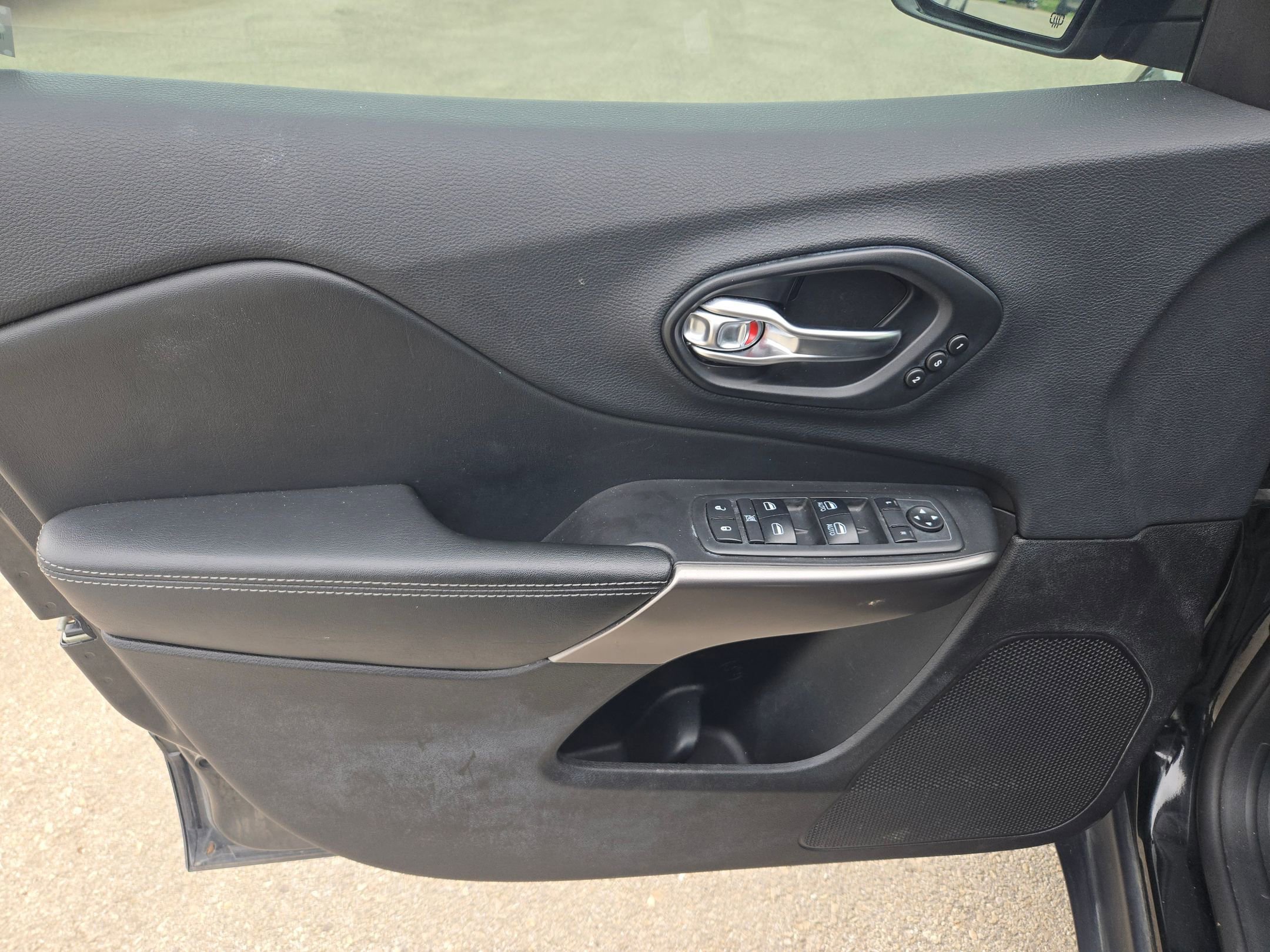 Used 2019 Jeep Cherokee Limited AWD/4WD image 11