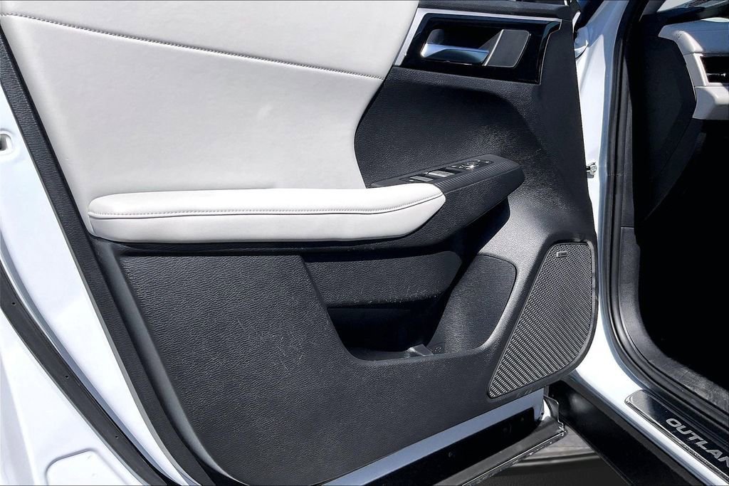 Used 2025 Mitsubishi Outlander SE FWD image 22