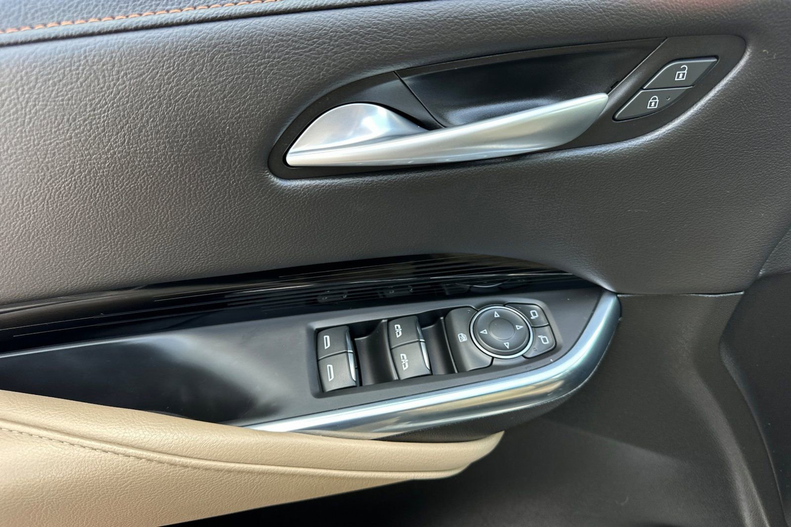 Used 2024 Cadillac XT4 Luxury w/ Cold Weather Package image 11