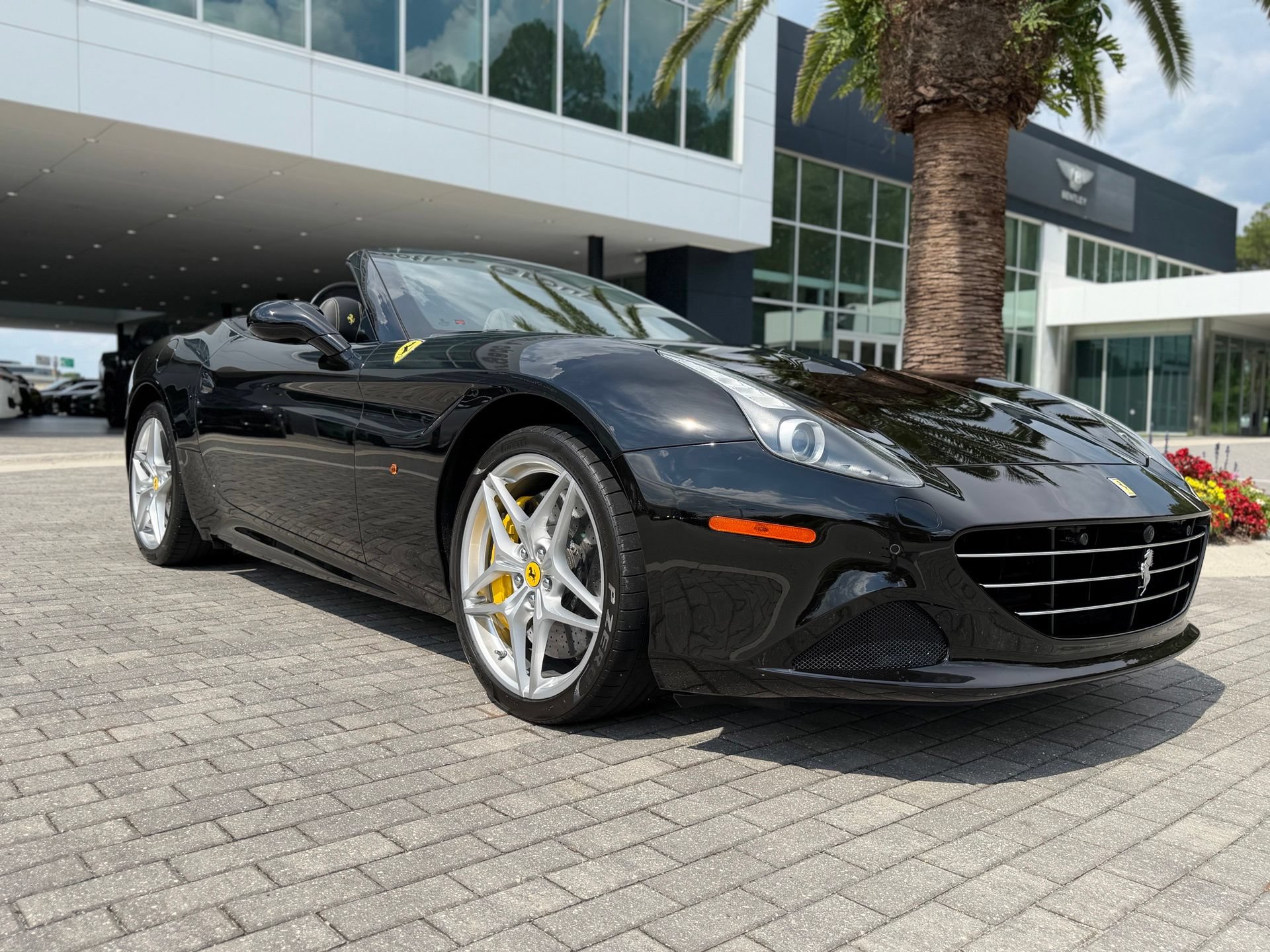 Used 2016 Ferrari California T RWD image 10
