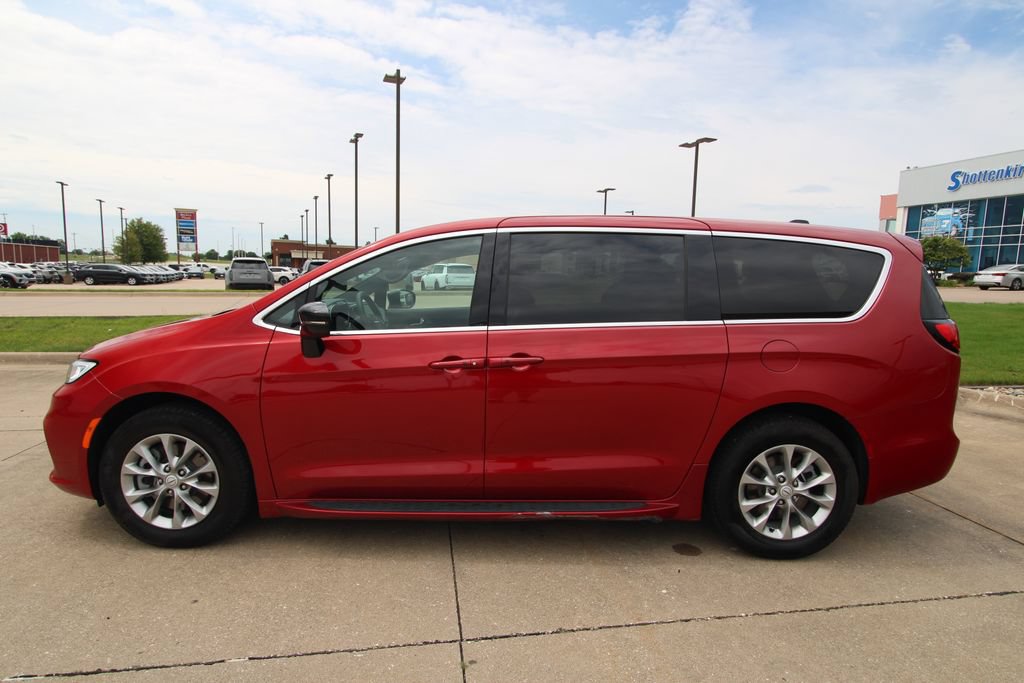 Used 2026 Chrysler Pacifica Select AWD/4WD image 17