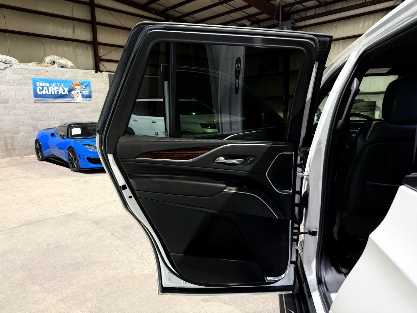 Used 2022 Cadillac Escalade Luxury AWD/4WD image 15