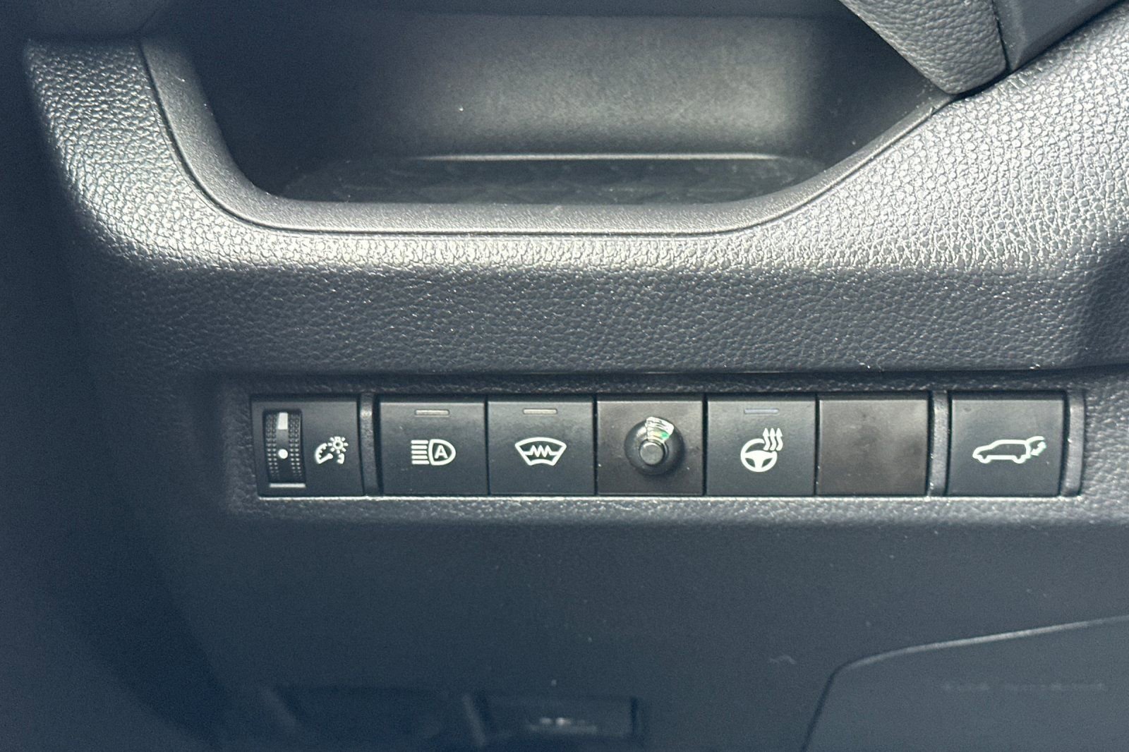 Used 2023 Toyota RAV4 XLE Premium image 30