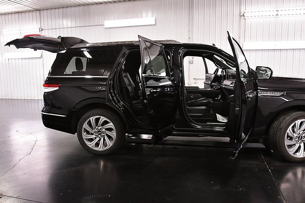 Used 2024 Lincoln Navigator Premiere image 32