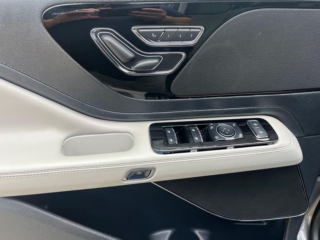 Certified 2025 Lincoln Aviator AWD image 37