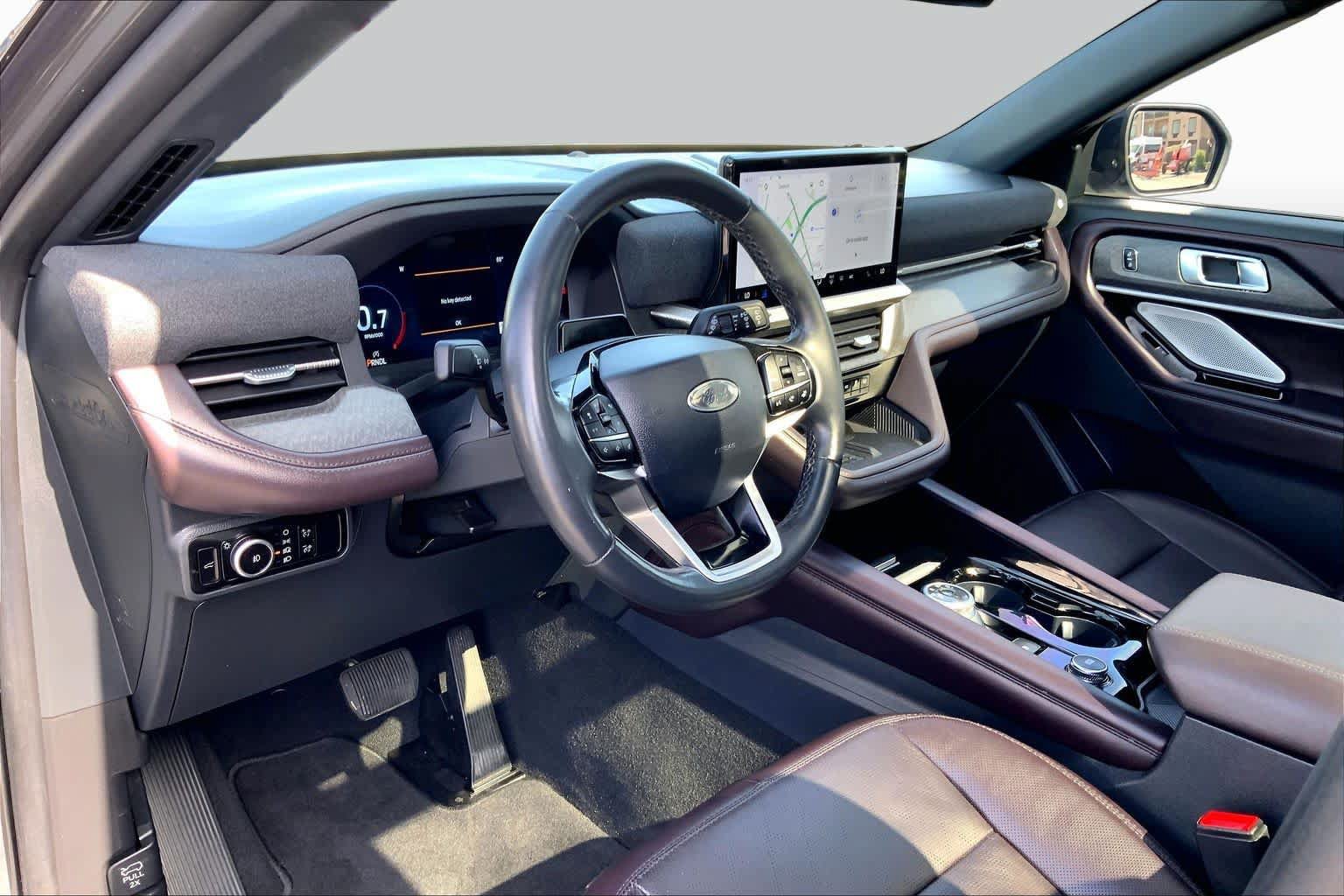 Certified 2025 Ford Explorer Platinum RWD image 16