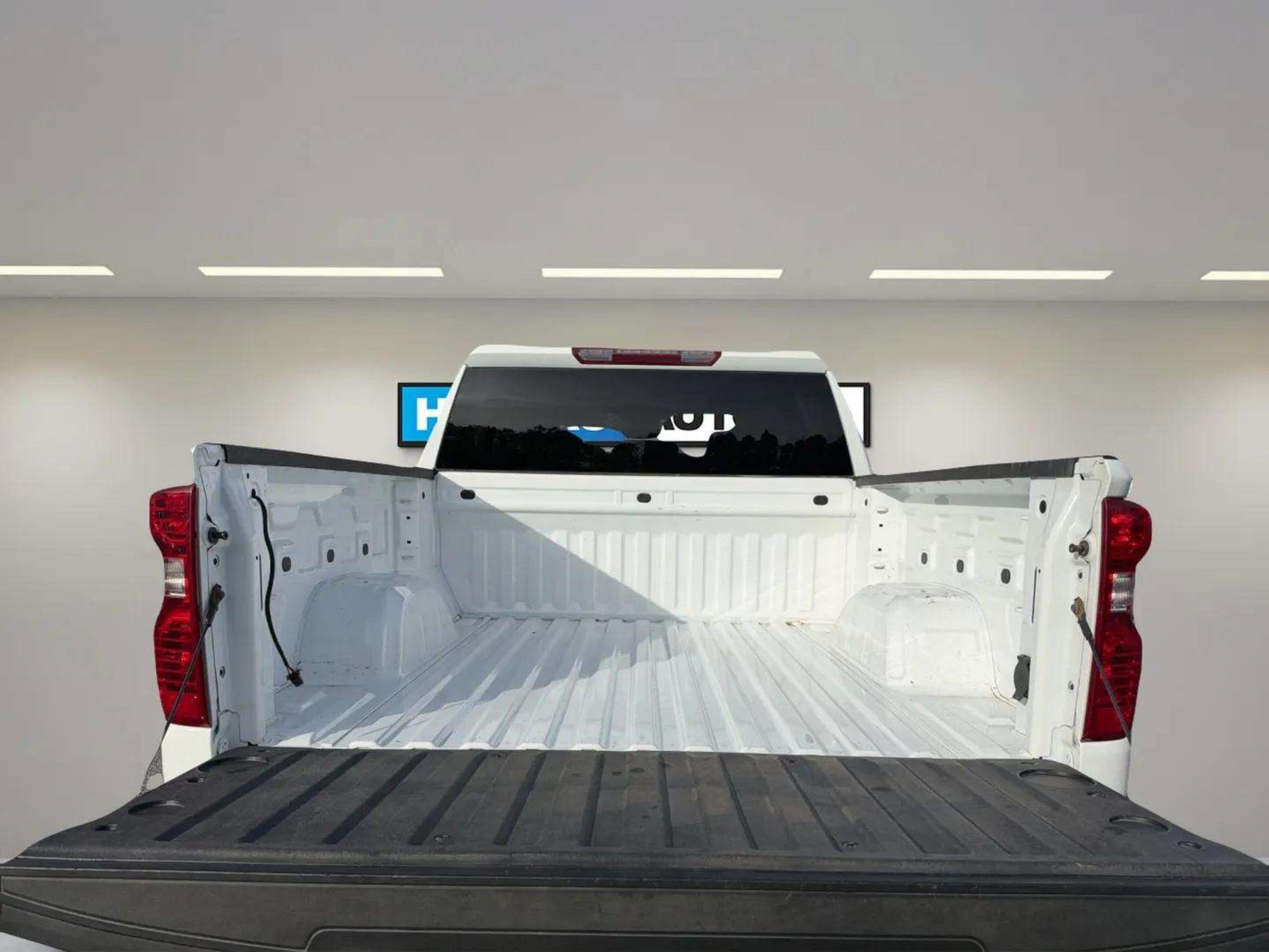 Used 2023 Chevrolet Silverado 1500 LT AWD/4WD image 9