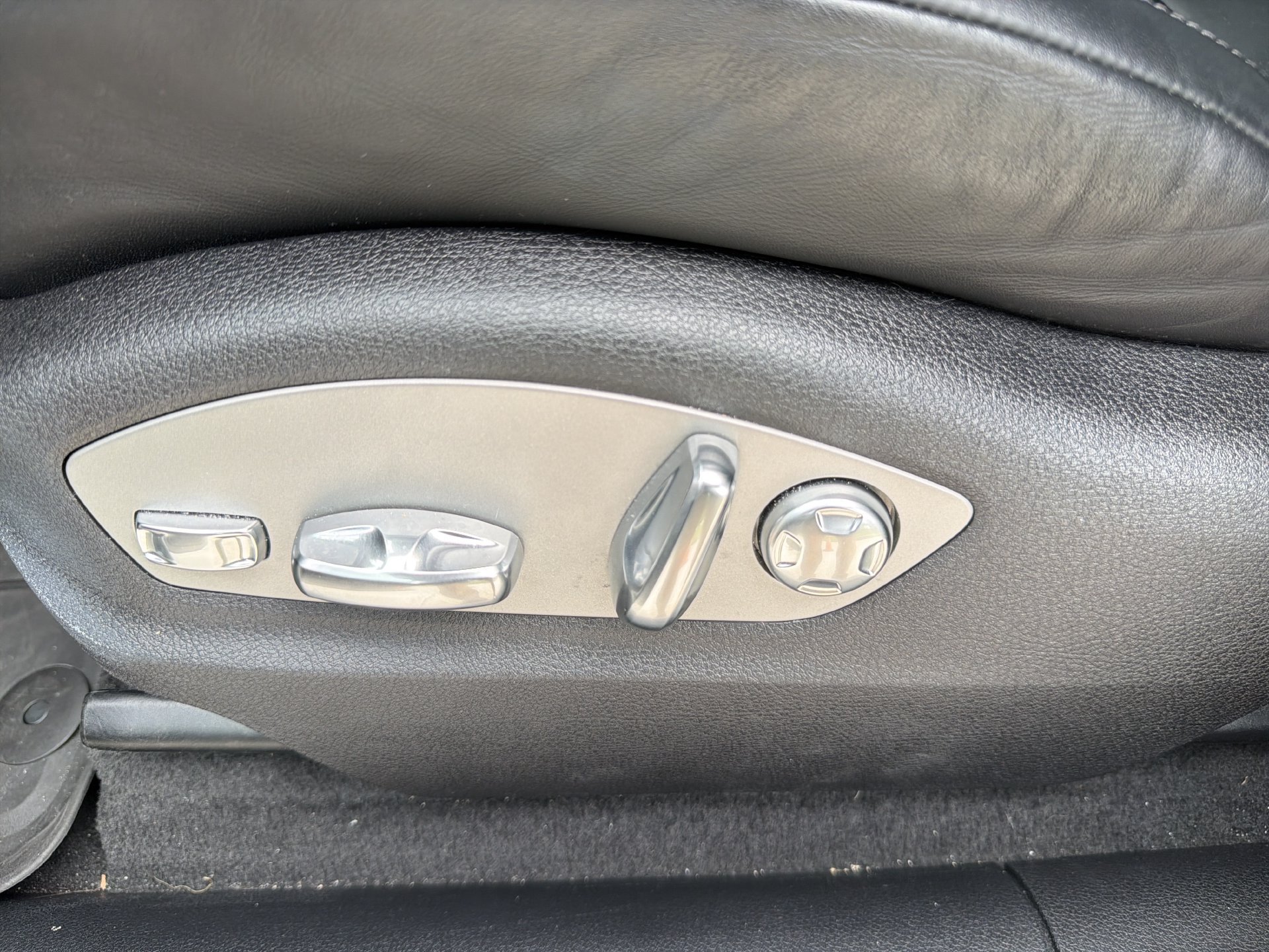 Used 2023 Porsche Macan Turbo AWD/4WD image 24