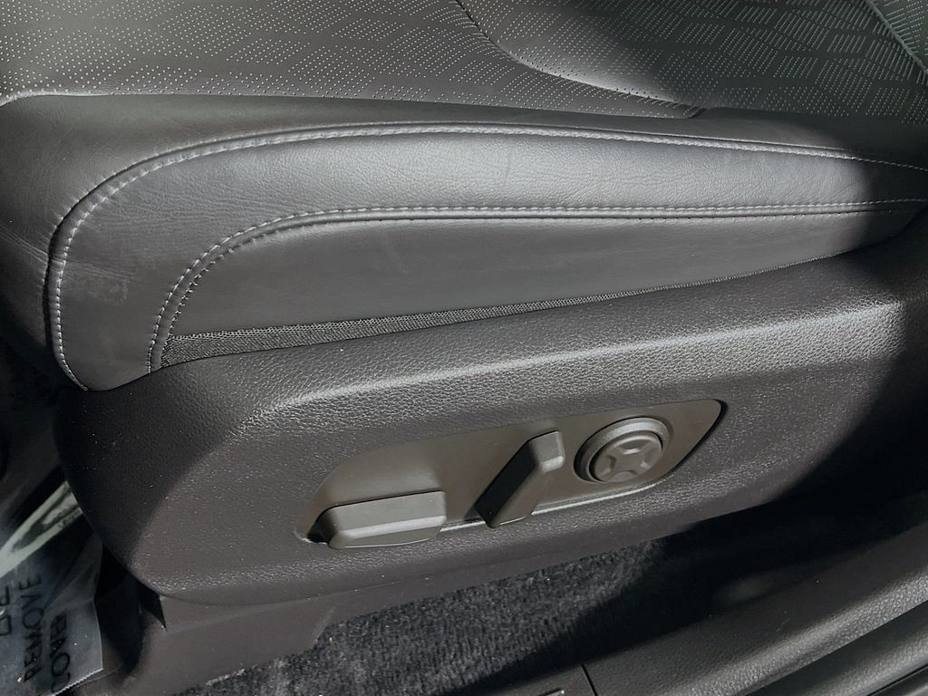 Used 2025 Kia Carnival FWD image 17