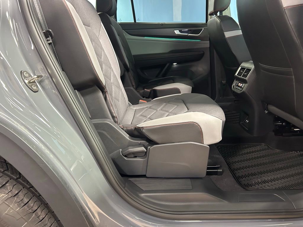 Used 2024 Volkswagen Atlas Peak Edition SE image 44