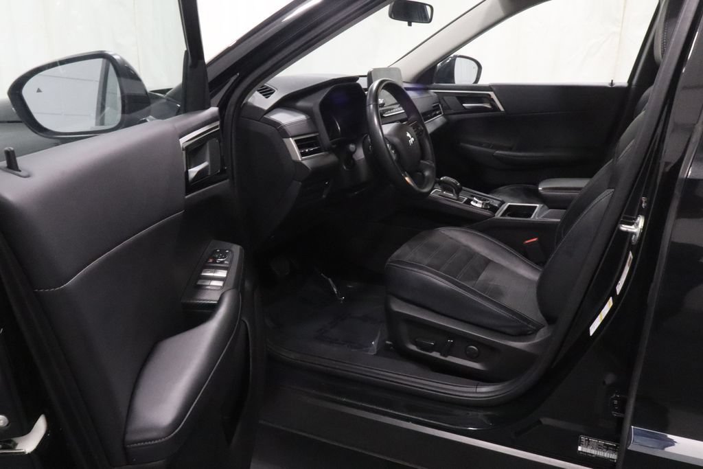 Used 2024 Mitsubishi Outlander SE Black Edition AWD/4WD image 9