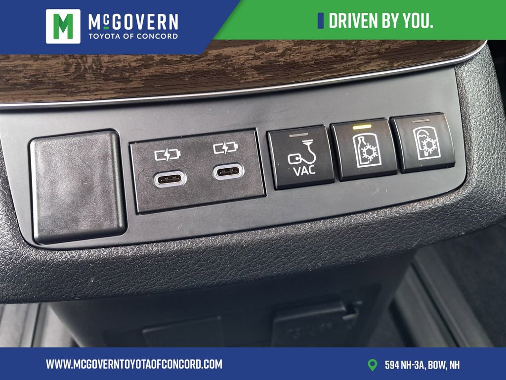 Used 2025 Toyota Sienna Platinum AWD/4WD image 29