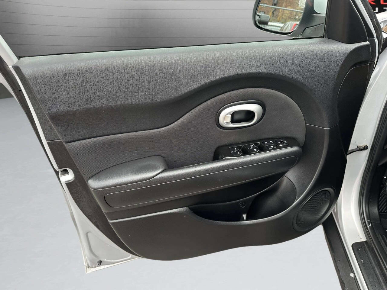 Used 2014 Kia Soul Base 4dr Crossover 6M image 9
