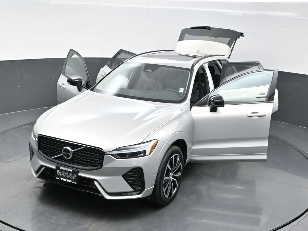 Used 2025 Volvo XC60 B5 Plus image 32