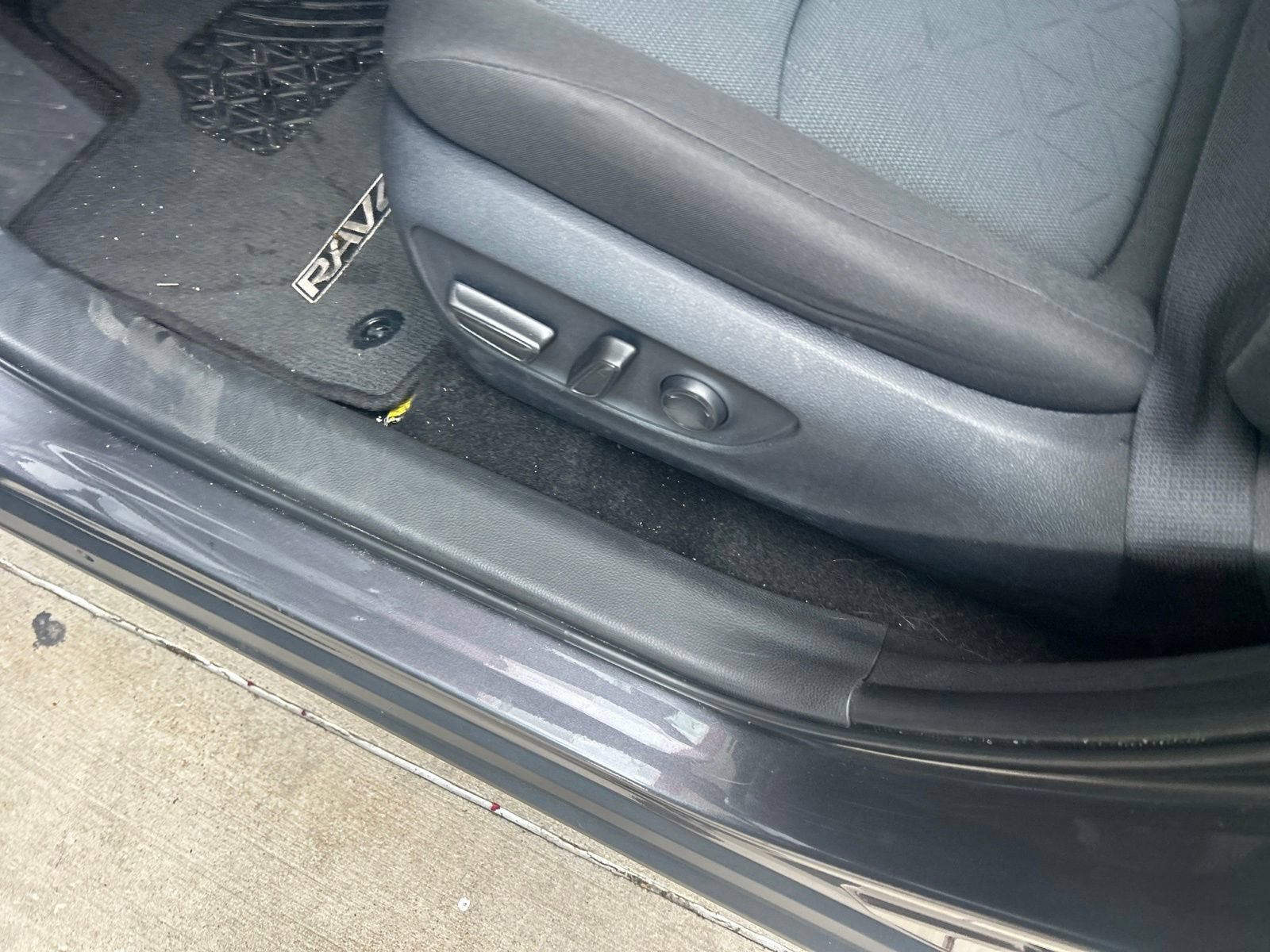 Used 2025 Toyota RAV4 XLE FWD image 21