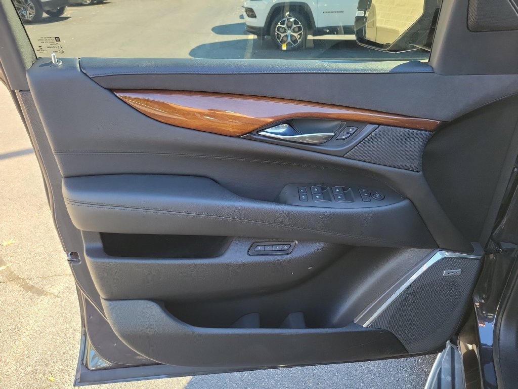 Used 2016 Cadillac Escalade Luxury AWD/4WD image 24
