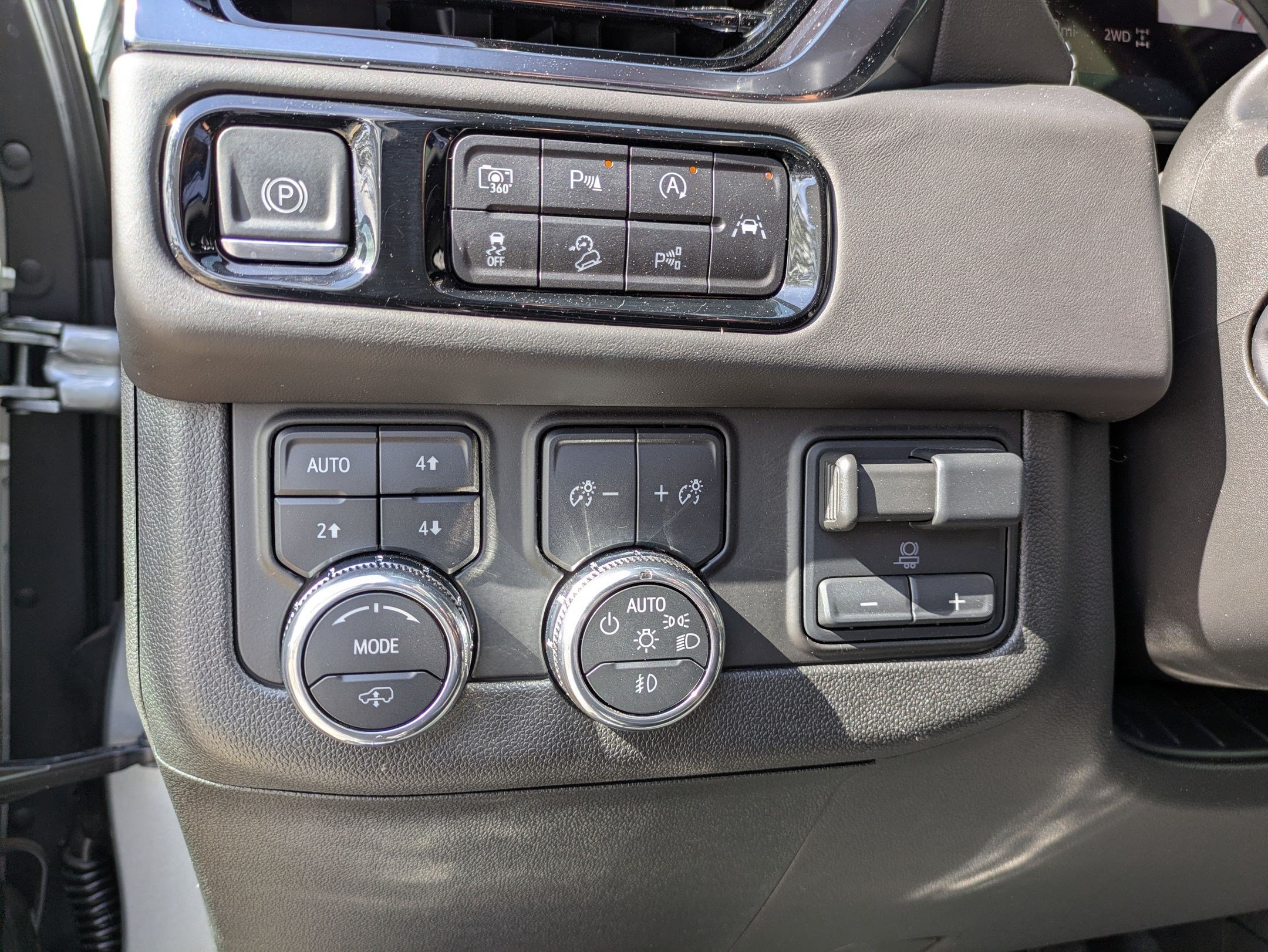 Certified 2025 GMC Yukon AT4 Ultimate AWD/4WD image 24