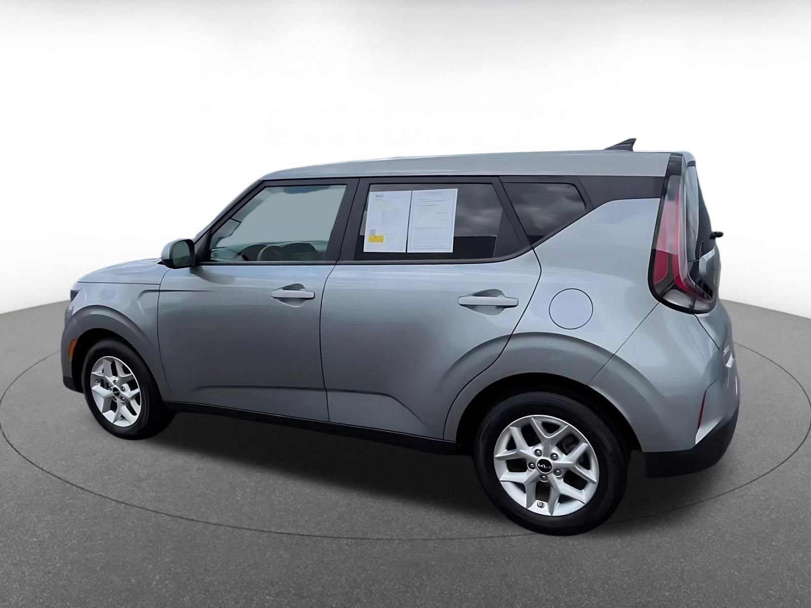 Used 2025 Kia Soul LX w/ LX Technology Package FWD image 9