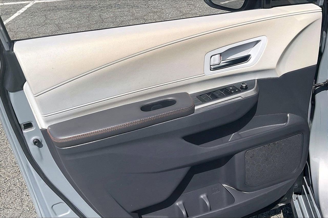 Used 2023 Toyota Sienna XSE image 28