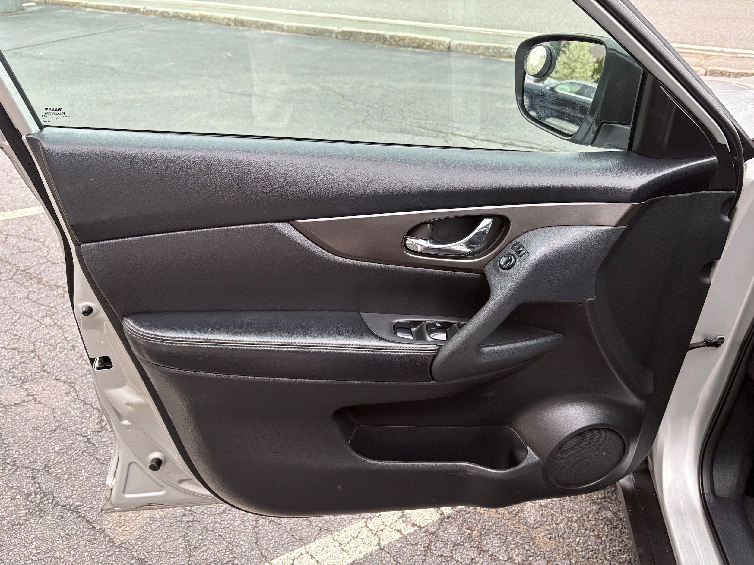 Used 2015 Nissan Rogue SV w/ SV Moonroof Package AWD/4WD image 11