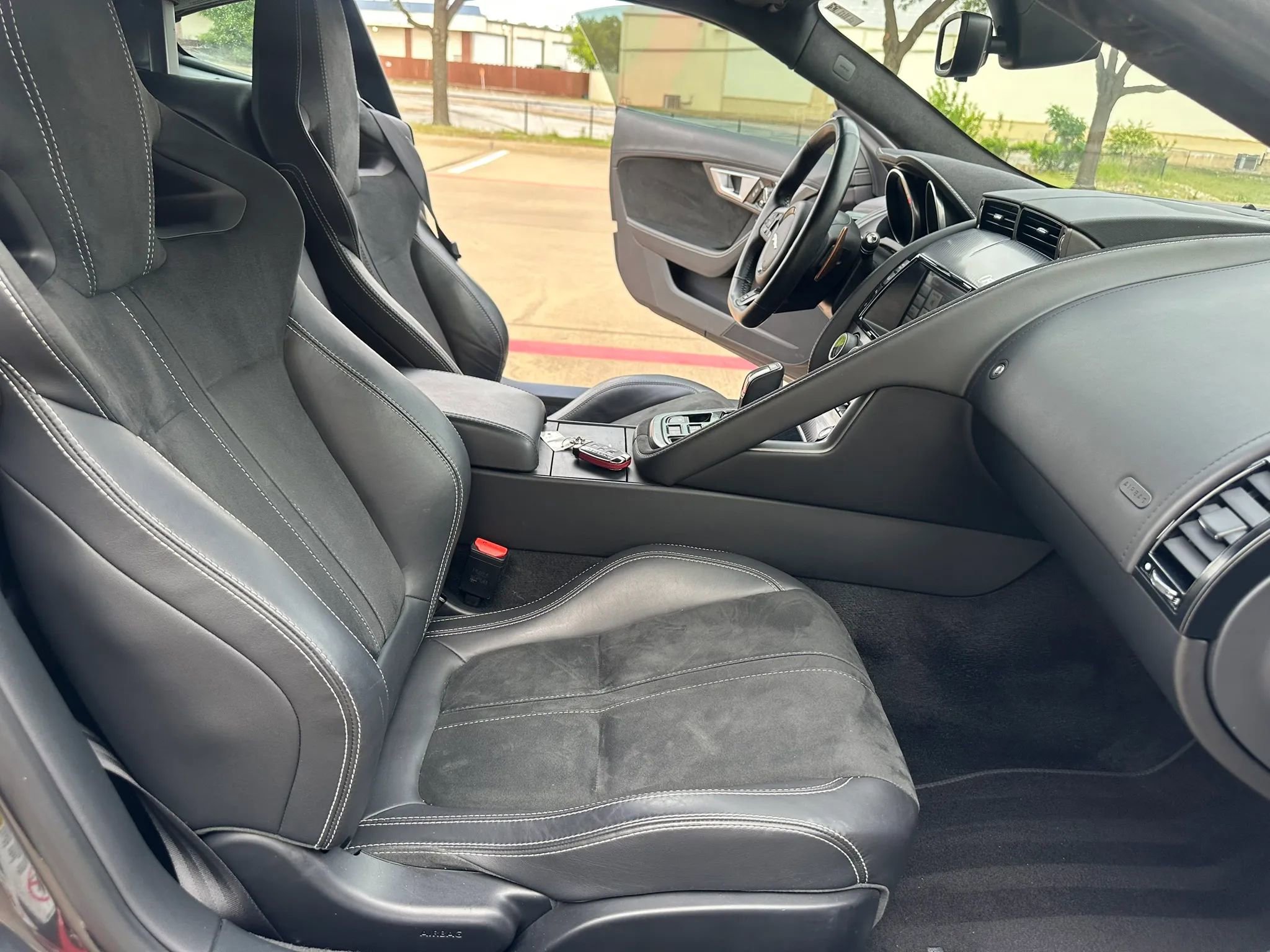 Used 2015 Jaguar F-TYPE R RWD image 22