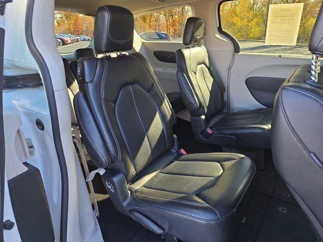 Used 2024 Chrysler Pacifica Touring-L FWD image 28