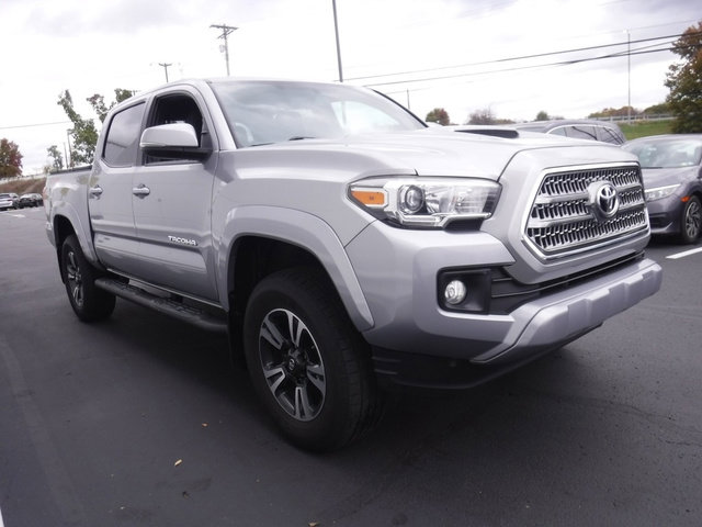 Used 2017 Toyota Tacoma TRD Sport image 7