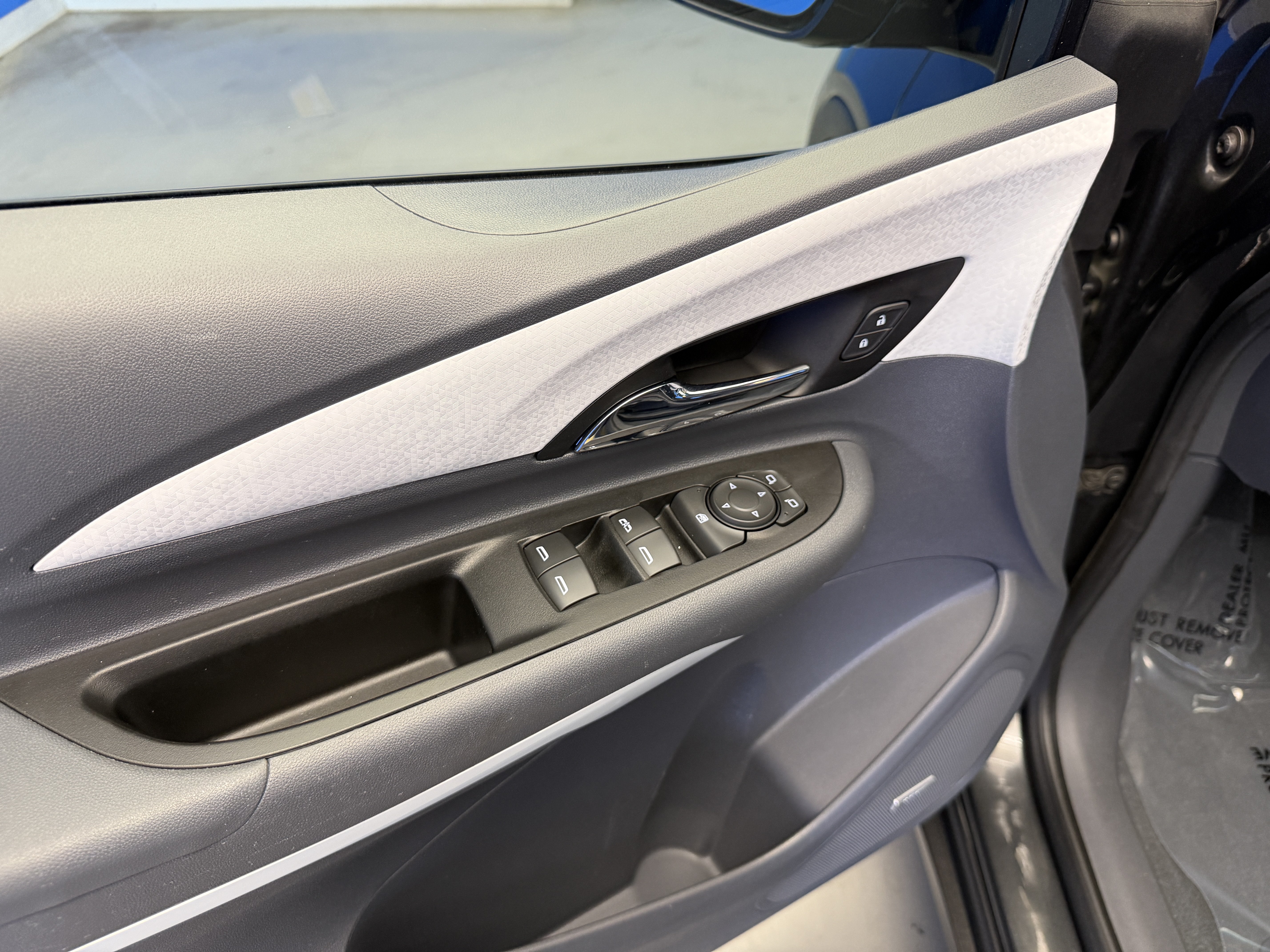Used 2020 Chevrolet Bolt Premier w/ Infotainment Package FWD image 10