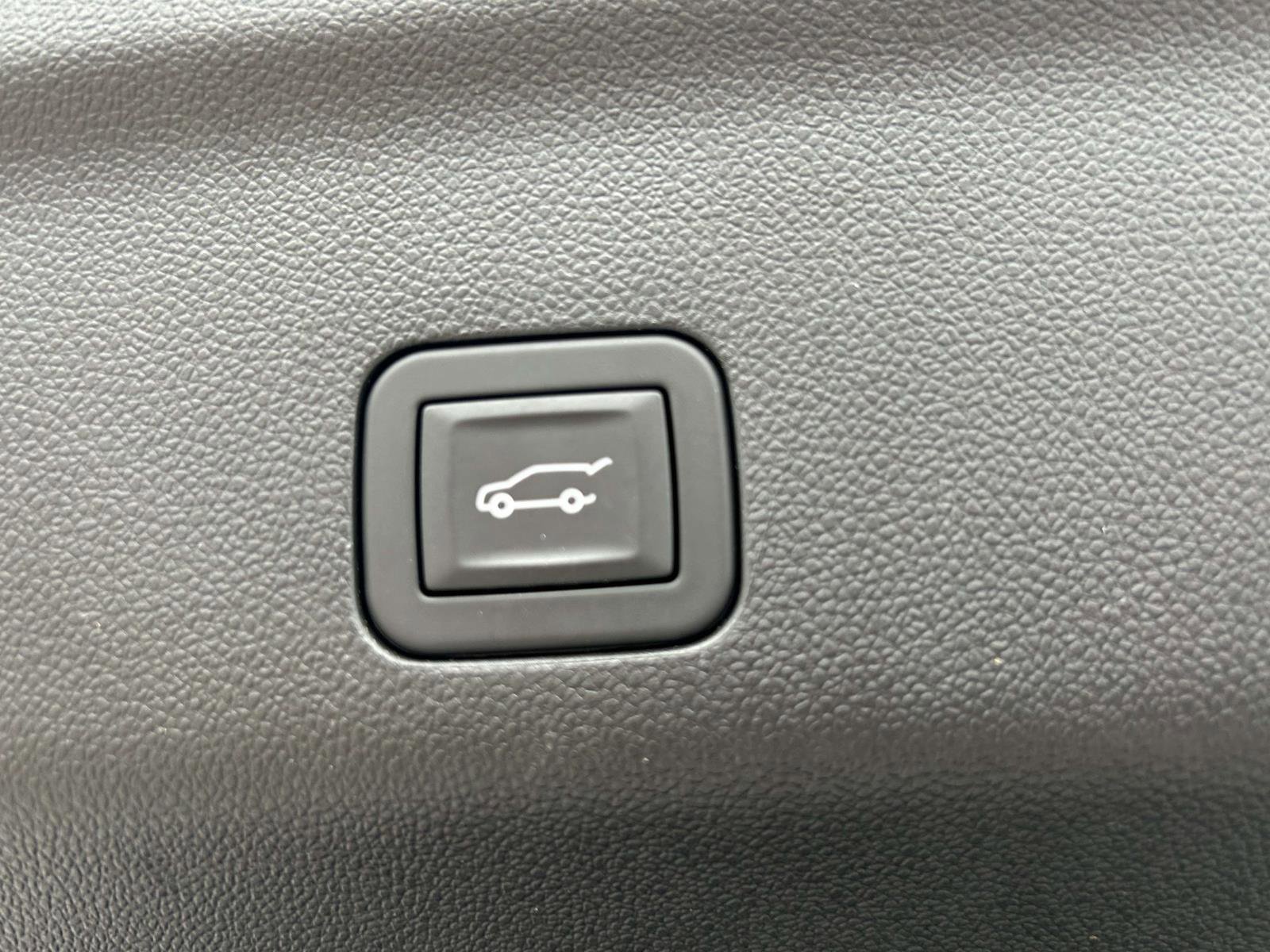 Used 2025 GMC Yukon Denali image 19