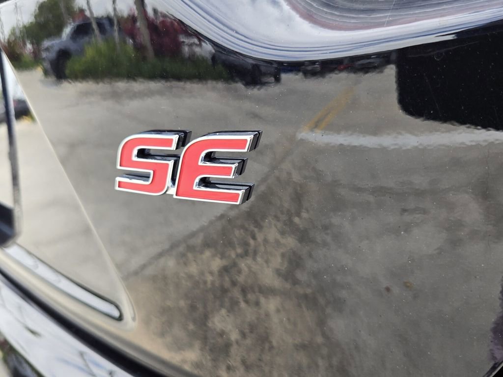 Used 2025 Toyota Corolla SE w/ SE Premium Package image 15