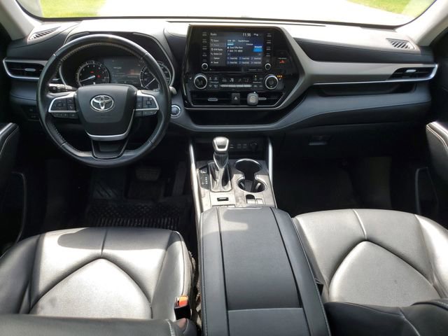Used 2022 Toyota Highlander XLE AWD/4WD image 24