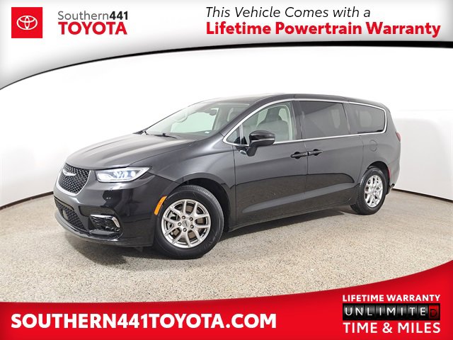 Used 2023 Chrysler Pacifica Touring-L image 1