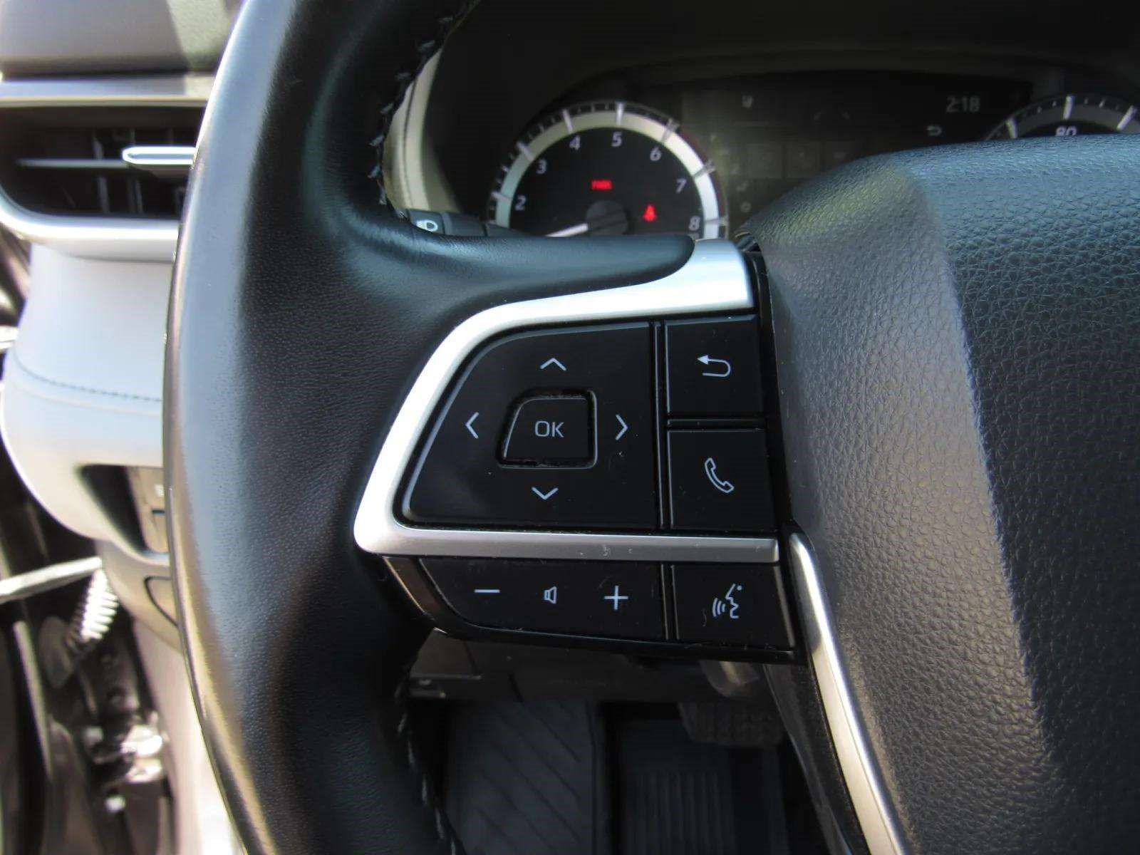 Used 2023 Toyota Highlander LE FWD image 23