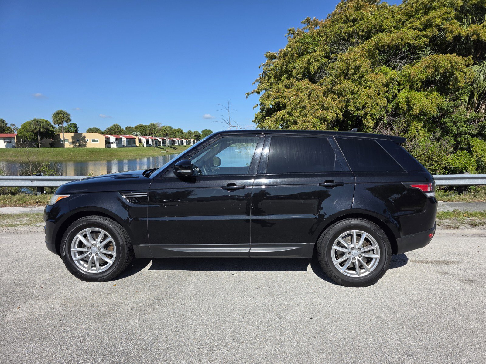 Used 2016 Land Rover Range Rover Sport SE AWD/4WD image 7
