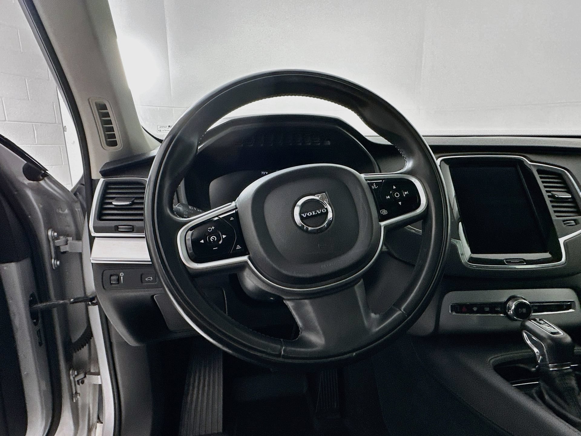 Used 2018 Volvo XC90 T5 Momentum w/ Convenience Package FWD image 12