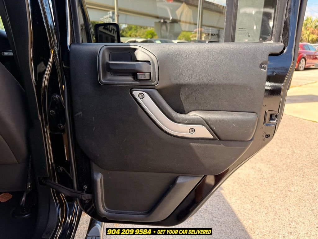 Used 2017 Jeep Wrangler Unlimited Rubicon w/ Connectivity Group AWD/4WD image 27