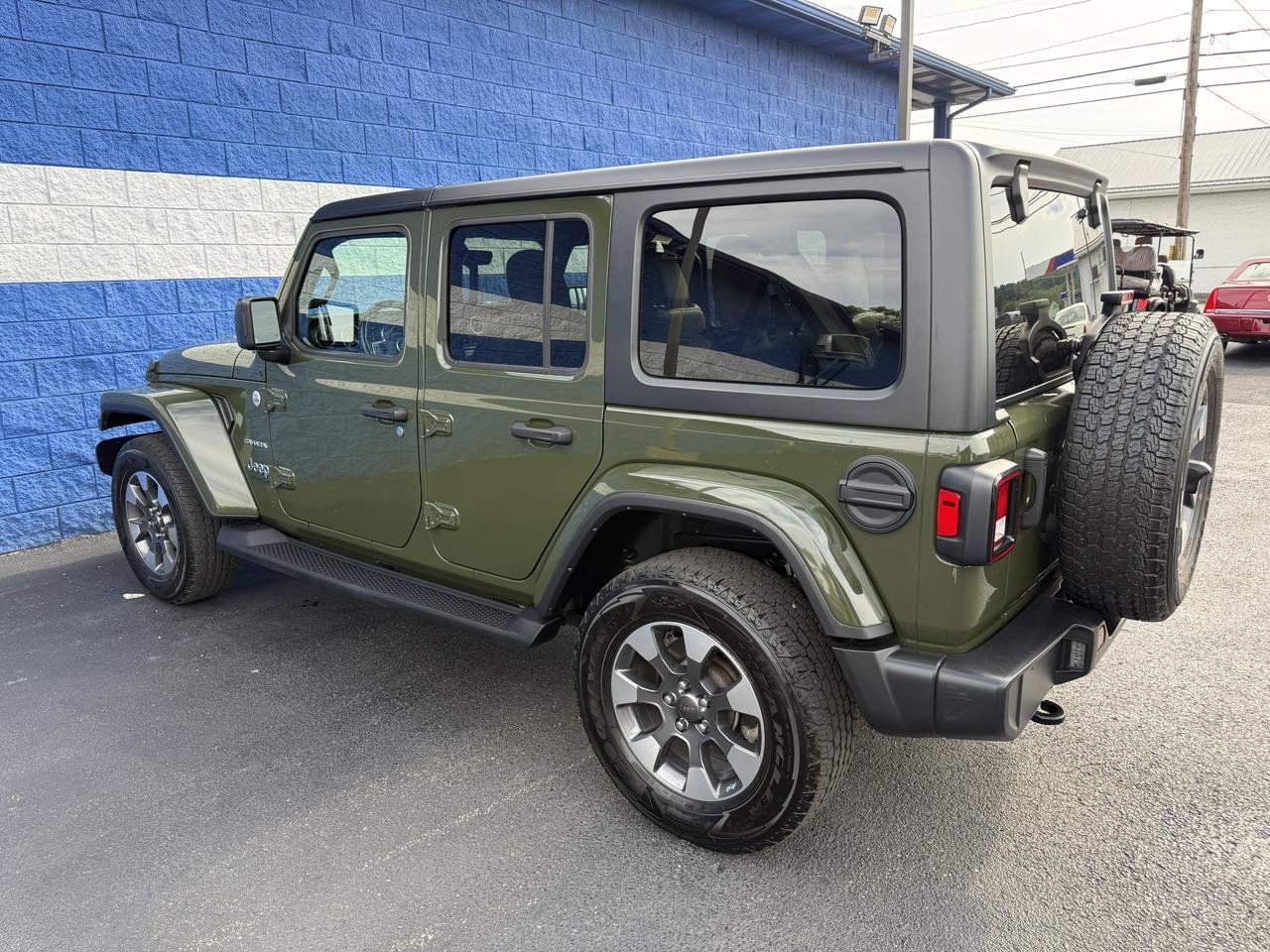 Used 2022 Jeep Wrangler Unlimited Sahara w/ Cold Weather Group AWD/4WD image 18