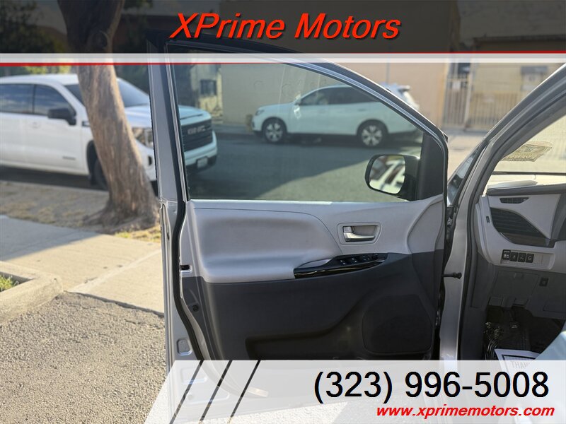 Used 2015 Toyota Sienna XLE w/ XLE Navigation Package FWD image 16