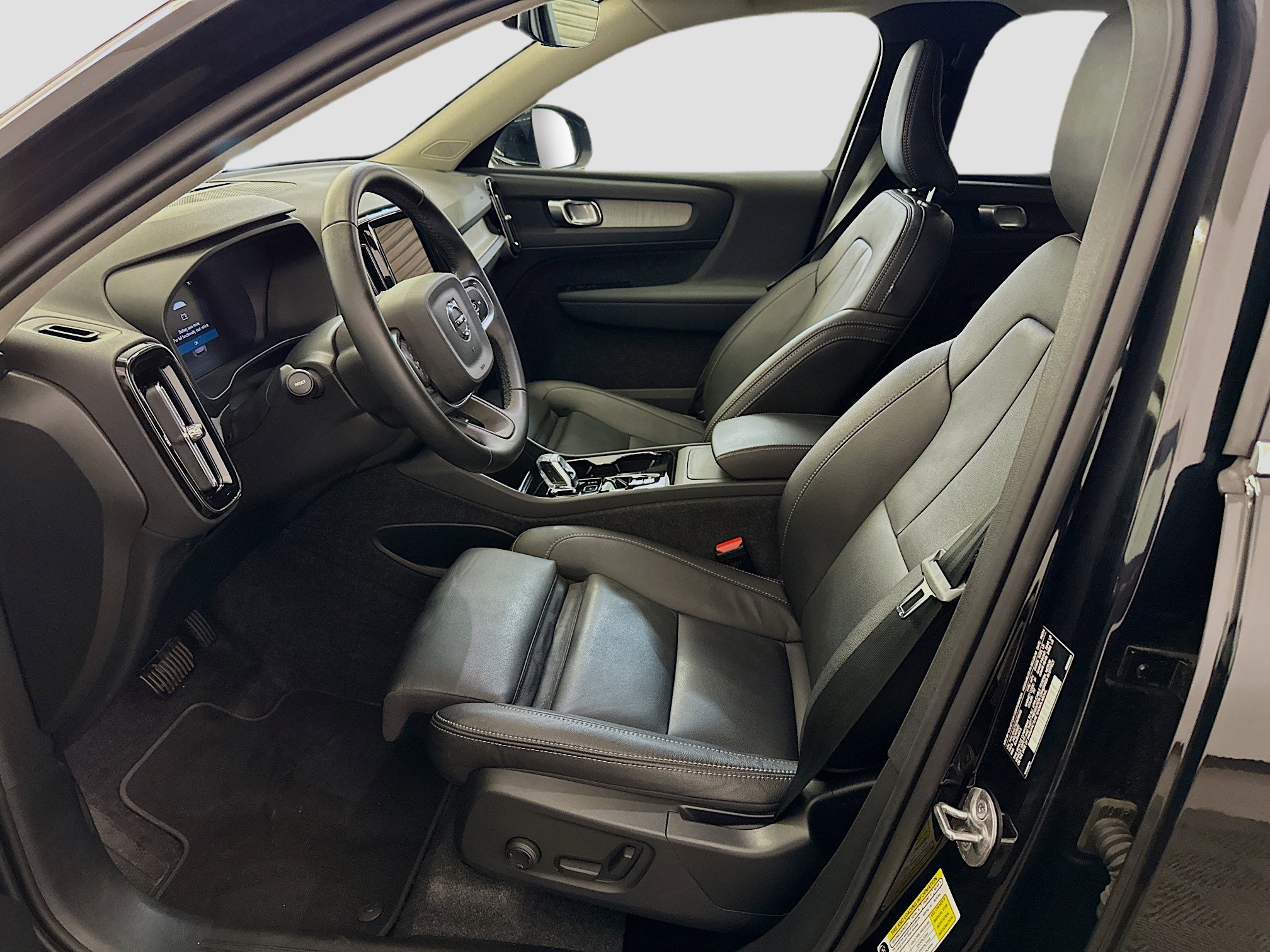 Used 2025 Volvo XC40 B5 Plus image 13