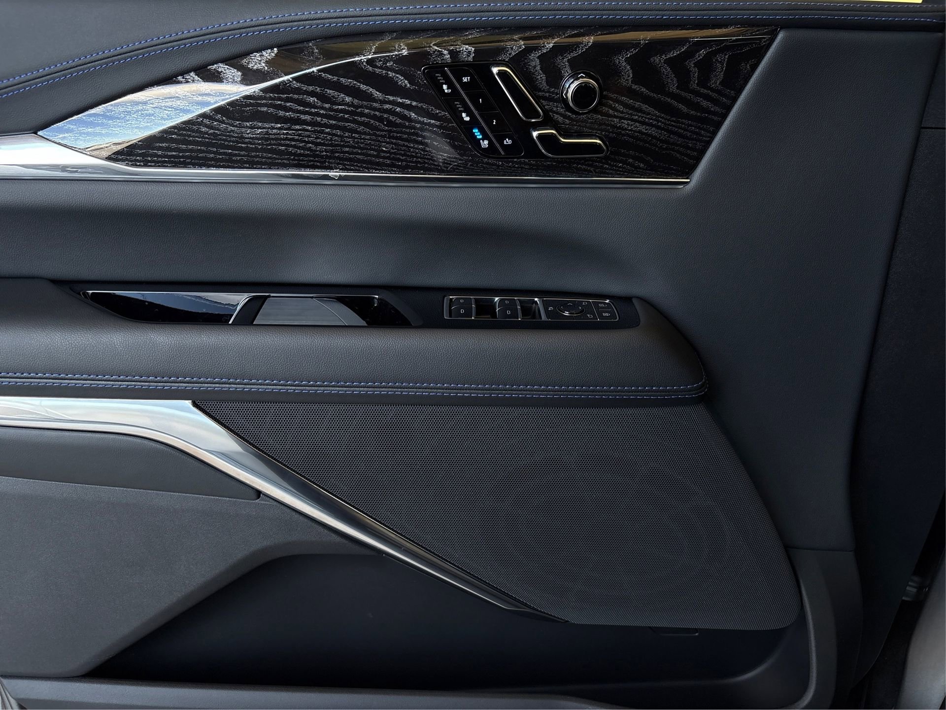 New 2026 Cadillac Escalade IQ Sport 1 w/ LPO, ONYX Package AWD/4WD image 20